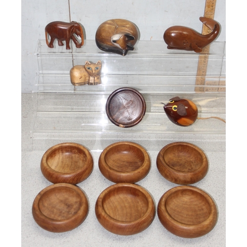 1811 - A set of 6 wooden bowls and a number of carved wooden animal figures