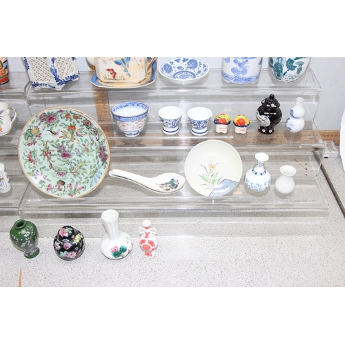 1820 - A box of assorted vintage and later Oriental ceramics and other items