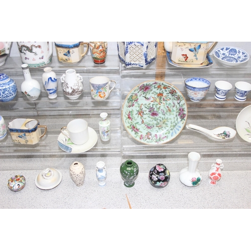 1820 - A box of assorted vintage and later Oriental ceramics and other items