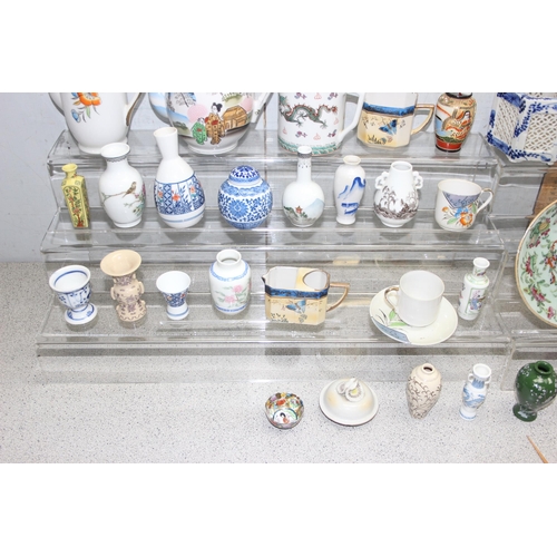 1820 - A box of assorted vintage and later Oriental ceramics and other items