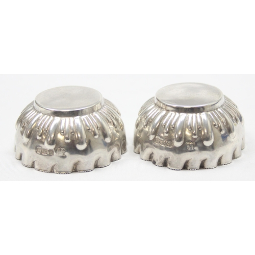 1082 - A pair of small silver dishes with crimped edge, Sheffield 1899 by Isaac Ellis & Sons, each approx 5... 