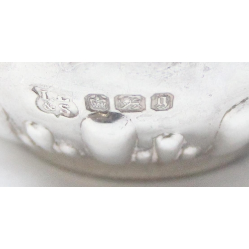 1082 - A pair of small silver dishes with crimped edge, Sheffield 1899 by Isaac Ellis & Sons, each approx 5... 