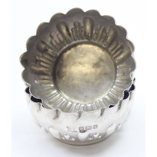 1082 - A pair of small silver dishes with crimped edge, Sheffield 1899 by Isaac Ellis & Sons, each approx 5... 