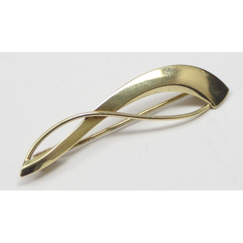 2437 - A retro style 9ct gold brooch, marked 375 and XRF confirmed, approx 1.13g gross