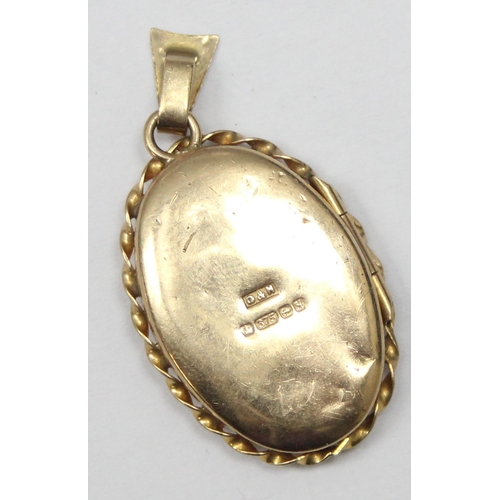 2446 - A vintage 9ct gold pendant locket with engraved decoration and rope twist border, Birmingham 1982, a... 