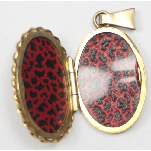 2446 - A vintage 9ct gold pendant locket with engraved decoration and rope twist border, Birmingham 1982, a... 