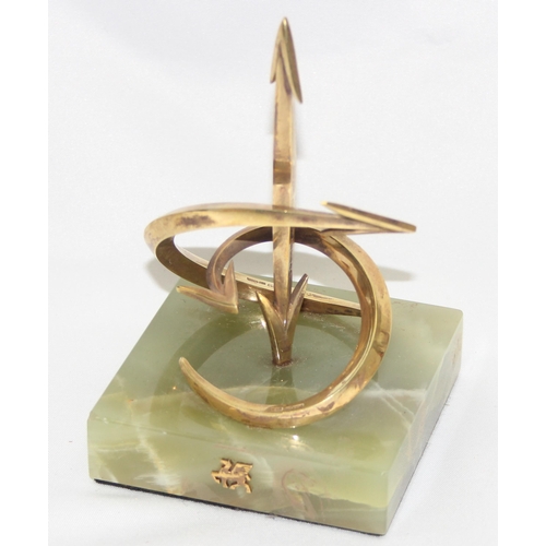 1060A - LESLIE GORDON DURBIN MVO CBE (1913 - 2005), an abstract solid 14ct gold sculpture depicting arrows o... 