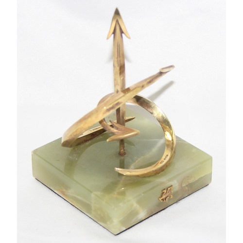 1060A - LESLIE GORDON DURBIN MVO CBE (1913 - 2005), an abstract solid 14ct gold sculpture depicting arrows o... 