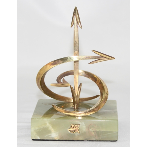 1060A - LESLIE GORDON DURBIN MVO CBE (1913 - 2005), an abstract solid 14ct gold sculpture depicting arrows o... 