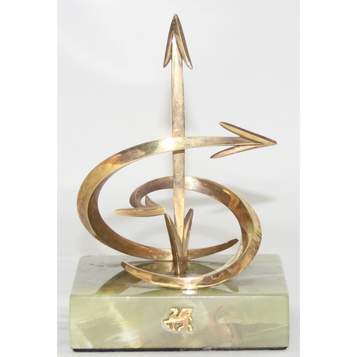 1060A - LESLIE GORDON DURBIN MVO CBE (1913 - 2005), an abstract solid 14ct gold sculpture depicting arrows o... 