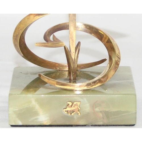 1060A - LESLIE GORDON DURBIN MVO CBE (1913 - 2005), an abstract solid 14ct gold sculpture depicting arrows o... 