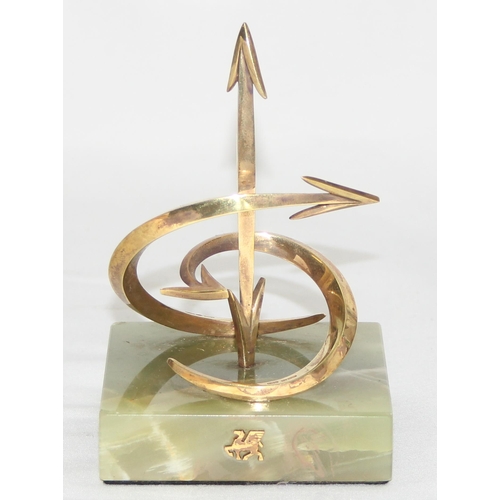 1060A - LESLIE GORDON DURBIN MVO CBE (1913 - 2005), an abstract solid 14ct gold sculpture depicting arrows o... 