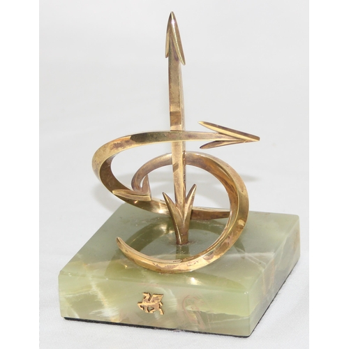 1060A - LESLIE GORDON DURBIN MVO CBE (1913 - 2005), an abstract solid 14ct gold sculpture depicting arrows o... 