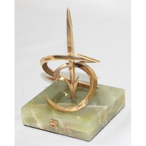 1060A - LESLIE GORDON DURBIN MVO CBE (1913 - 2005), an abstract solid 14ct gold sculpture depicting arrows o... 