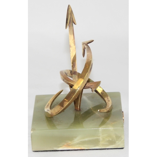 1060A - LESLIE GORDON DURBIN MVO CBE (1913 - 2005), an abstract solid 14ct gold sculpture depicting arrows o... 