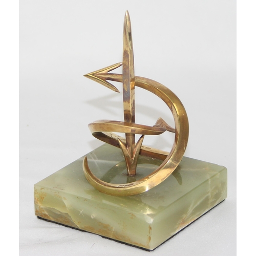 1060A - LESLIE GORDON DURBIN MVO CBE (1913 - 2005), an abstract solid 14ct gold sculpture depicting arrows o... 