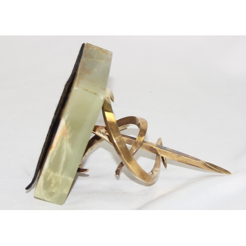 1060A - LESLIE GORDON DURBIN MVO CBE (1913 - 2005), an abstract solid 14ct gold sculpture depicting arrows o... 