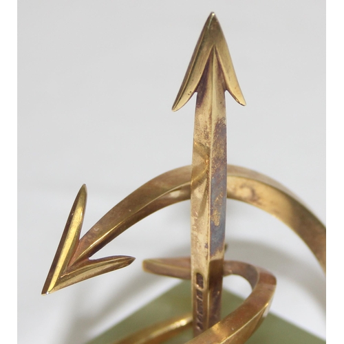 1060A - LESLIE GORDON DURBIN MVO CBE (1913 - 2005), an abstract solid 14ct gold sculpture depicting arrows o... 