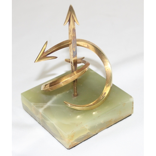 1060A - LESLIE GORDON DURBIN MVO CBE (1913 - 2005), an abstract solid 14ct gold sculpture depicting arrows o... 