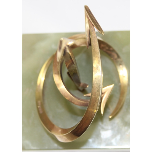 1060A - LESLIE GORDON DURBIN MVO CBE (1913 - 2005), an abstract solid 14ct gold sculpture depicting arrows o... 