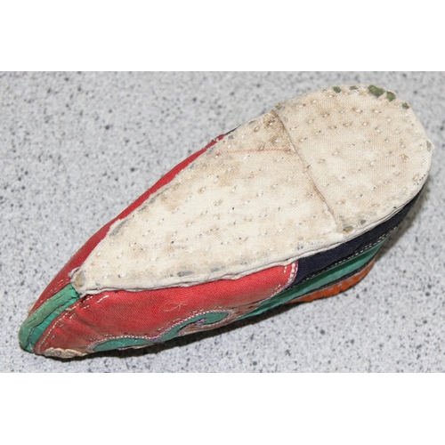 1677 - A pair of very small antique Chinese silk embroidered shoes, likely late 19th or early 20th century,... 