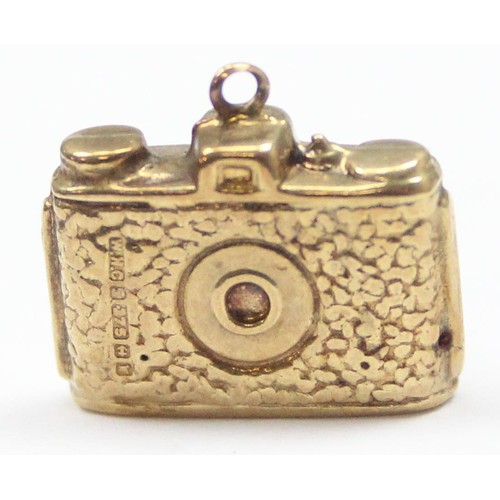 2310 - A vintage 9ct gold pendant or charm formed as a 1960's camera, marked and XRF confirmed, approx 0.88... 