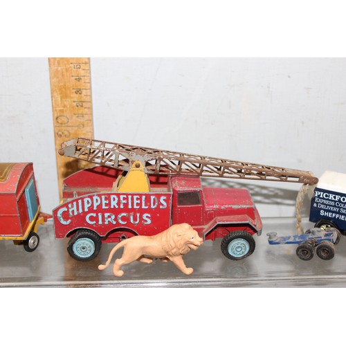 1555 - Qty of vintage Corgi diecast vehicles to include many Chipperfield circus lorries & circus animals