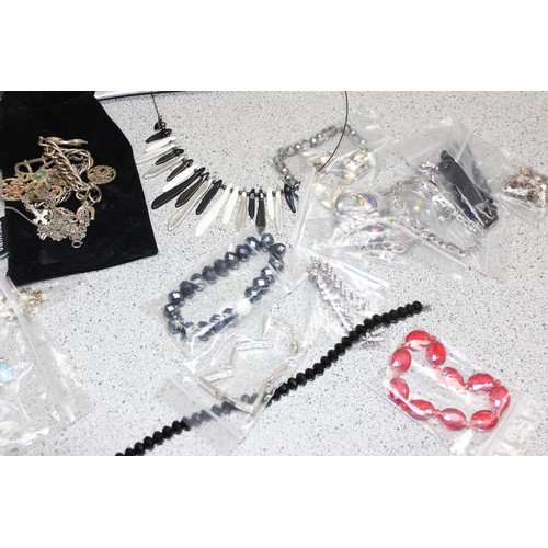 2358 - Qty of assorted mixed costume jewellery, mainly bracelets etc