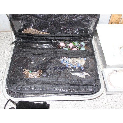 2358 - Qty of assorted mixed costume jewellery, mainly bracelets etc