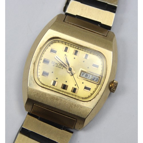 1352 - A retro Sekonda USSR made watch with 19 jewel movement, gold plated strap and case