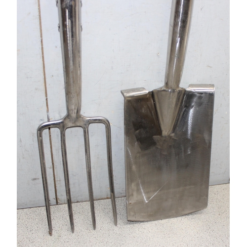 301 - Stainless steel garden fork and spade with wooden handles (2)