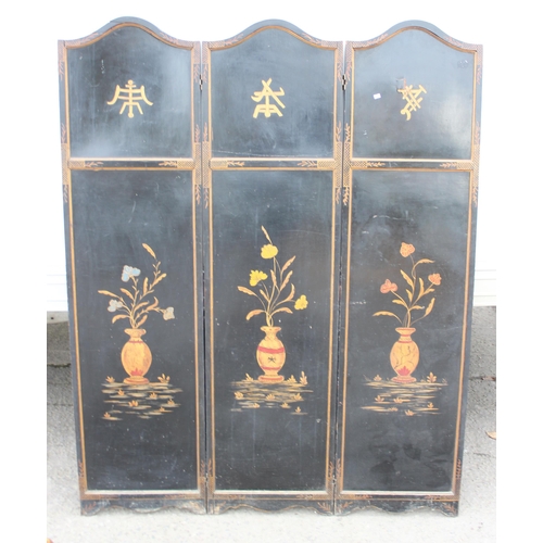 15 - A vintage Oriental painted black lacquer 3 fold room divider or dressing screen, hand painted with v... 