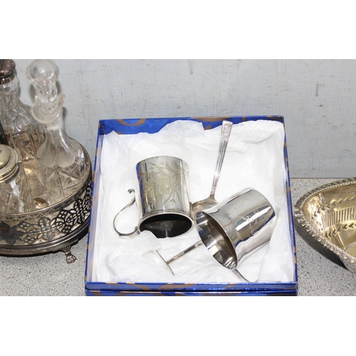 1023 - Qty of assorted silver plated items to incl a Georgian style 4 piece cruet set, chamber stick with s... 