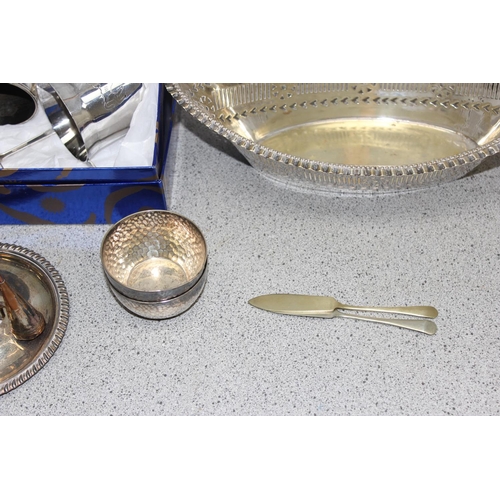 1023 - Qty of assorted silver plated items to incl a Georgian style 4 piece cruet set, chamber stick with s... 