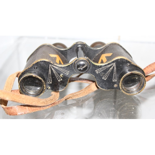 1462 - A pair of 20th century military binoculars in leather case, Stereo Prism Binocular No 3 Mk II, Magni... 