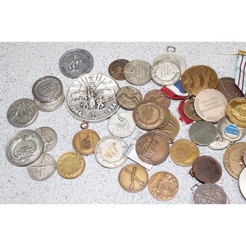 1465 - Tray of military medals and medallions