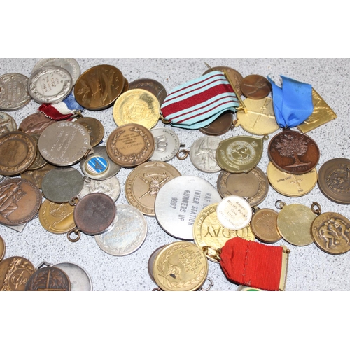 1465 - Tray of military medals and medallions