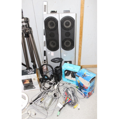 762 - Mixed lot to incl camera tripods, Nintendo Wii parts, audio equipment etc