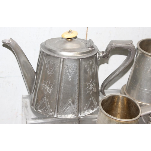 1018 - Qty of antique and later pewterware to include tankards and a teapot approx 2.8kg