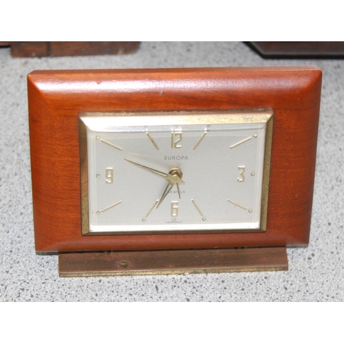 1301 - Qty of vintage clocks and a barometer (6)