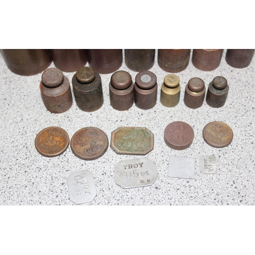 653 - Good qty of mainly brass apothecary weights & measures, 500grams > 10grams