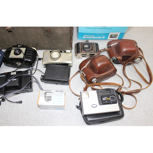 656 - Qty of vintage cameras to incl Kodak