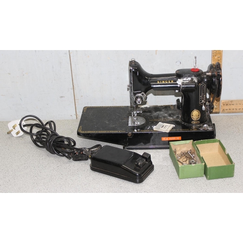 800 - Vintage 221K Singer electronic sewing machine