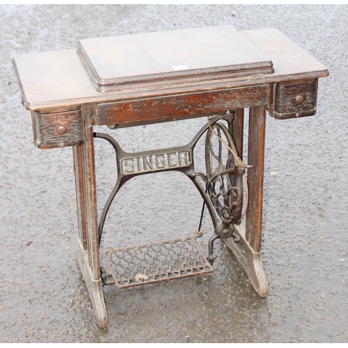 109 - An antique oak and cast iron Singer sewing machine table with machine, approx 86cm wide x 41cm deep ... 