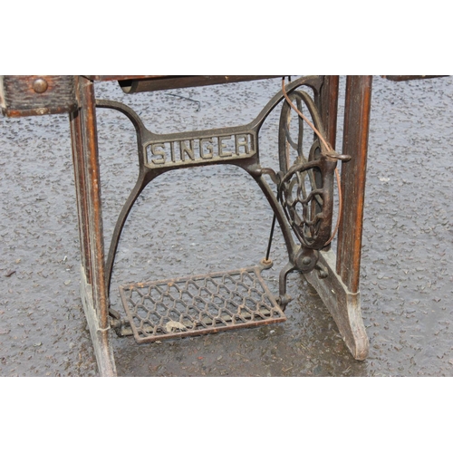 109 - An antique oak and cast iron Singer sewing machine table with machine, approx 86cm wide x 41cm deep ... 