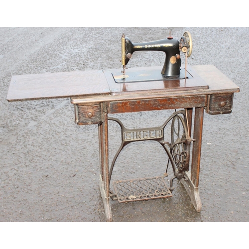 109 - An antique oak and cast iron Singer sewing machine table with machine, approx 86cm wide x 41cm deep ... 