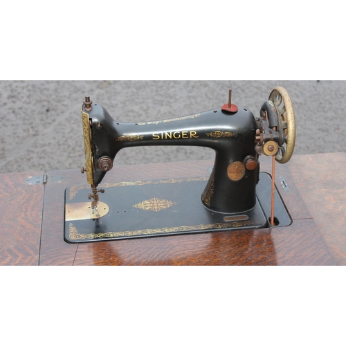 109 - An antique oak and cast iron Singer sewing machine table with machine, approx 86cm wide x 41cm deep ... 