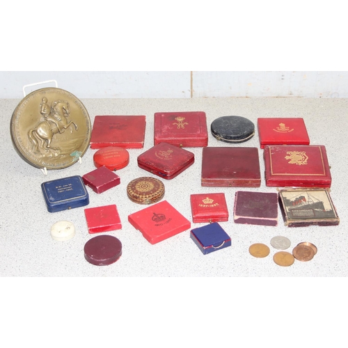 1660 - A large qty of assorted antique and later medallion boxes, mainly good quality leather covered comme... 