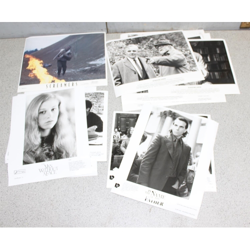 517 - Qty of film and cinema related ephemera to incl press release movie stills, promotional movie lobby ... 