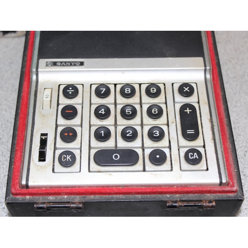 662 - Vintage Sanyo ICC82D electronic mini calculator with original box